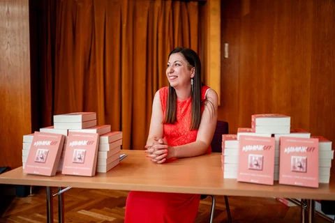 Kateřina obklopena svými knihami